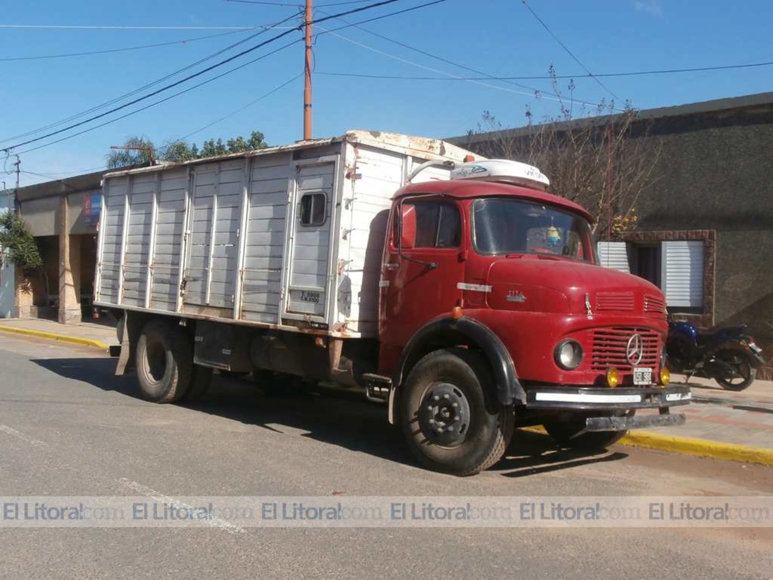 Junto al contenedor había otro camión chico -un Mercedes Benz 1114-, que escapó con parte de la droga. El vehículo fue secuestrado el 5 de junio de 2015 en S.J. del Rincón.