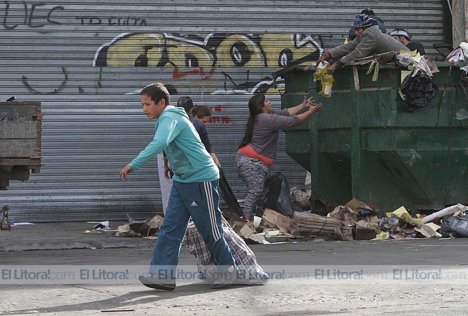 Familias ingresaron a un contenedor donde la empresa Coto tiró mercadería afectada por el incendio que la firma sufrió días atrás.