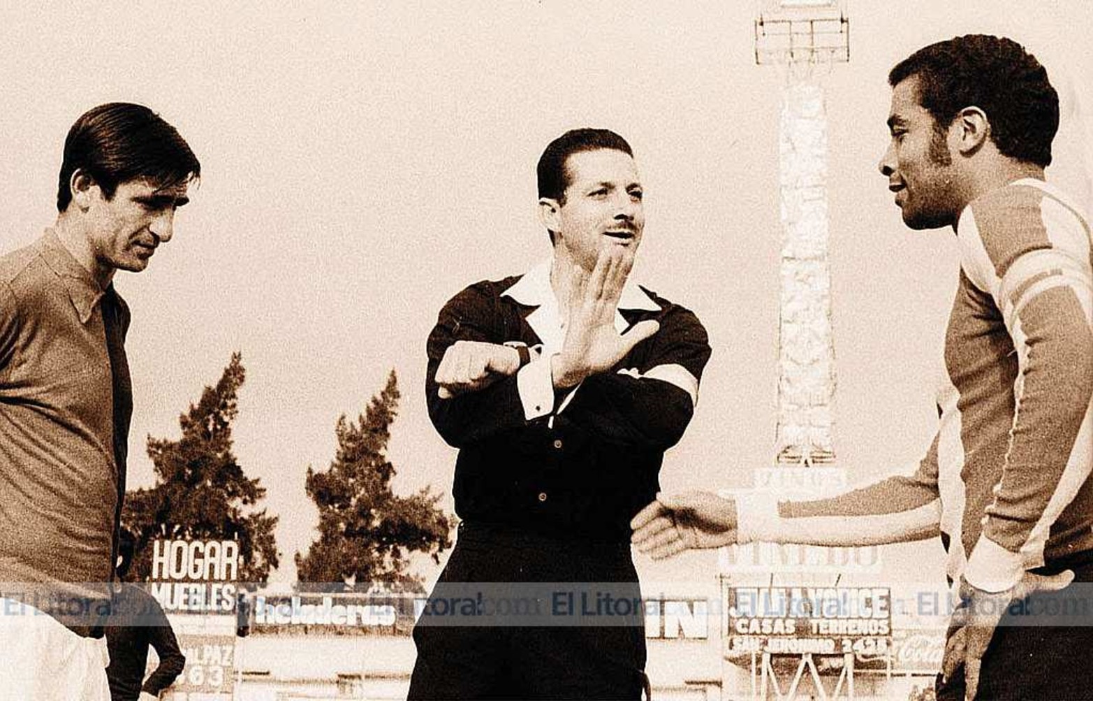 Dos grandes capitanes. En mayo de 1969 se enfrentaron Colón y Unión, siendo la victoria favorable a los rojiblancos por 1 a 0 con gol de Néstor Scotta. En la nota gráfica, dos emblemas de aquellos tiempos, capitanes de los equipos que lograron el primer ascenso en ambos clubes: Jorge Sanitá y Luis Sauco.