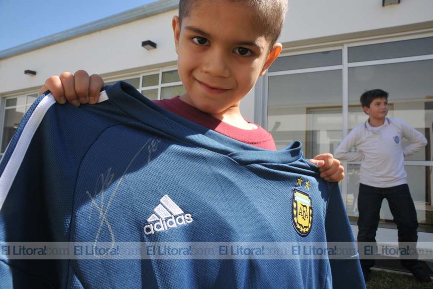 Bauti disfruta la camiseta de Messi
