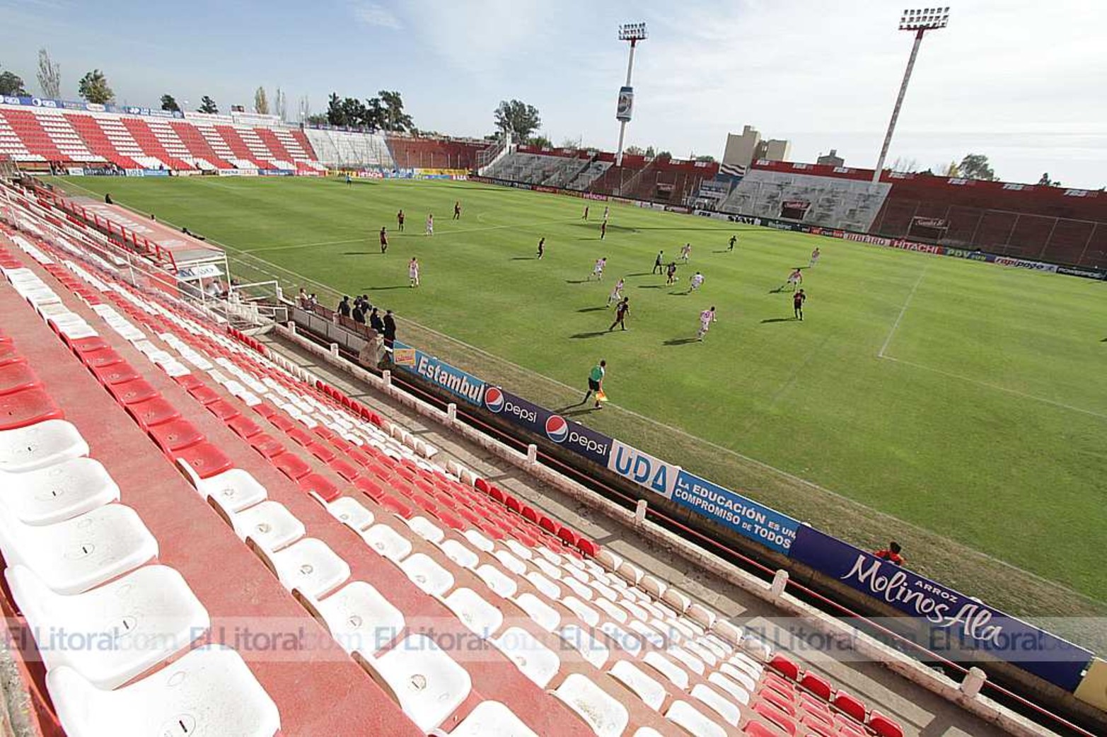 La única vez sin gente. Fue el último clásico y se lo recordará porque se jugó a puertas cerradas. En la cancha de Unión, el Tate (ya descendido) venció a Colón por 1 a 0 con gol de Lizio de penal.