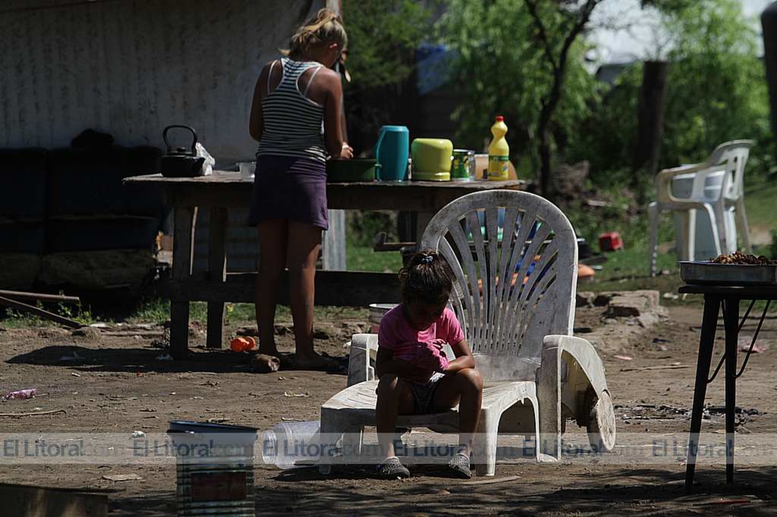 Vida cotidiana en Colastiné Norte. Viviendas ubicadas pegada a las defensa sufren los efectos de la filtración. Es un lugar no habitable.