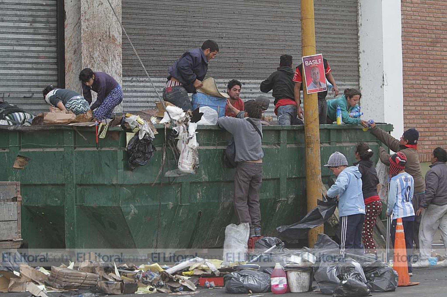 Familias ingresaron a un contenedor donde la empresa Coto tiró mercadería afectada por el incendio que la firma sufrió días atrás.