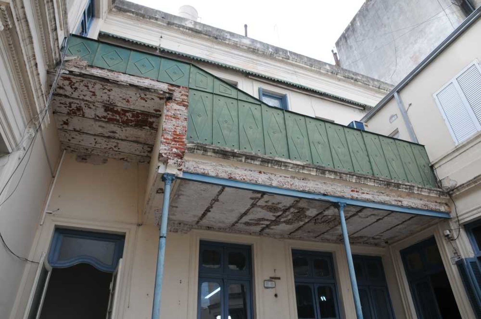 Recorrida por la escuela Bustos. Esperan que lleguen las refacciones