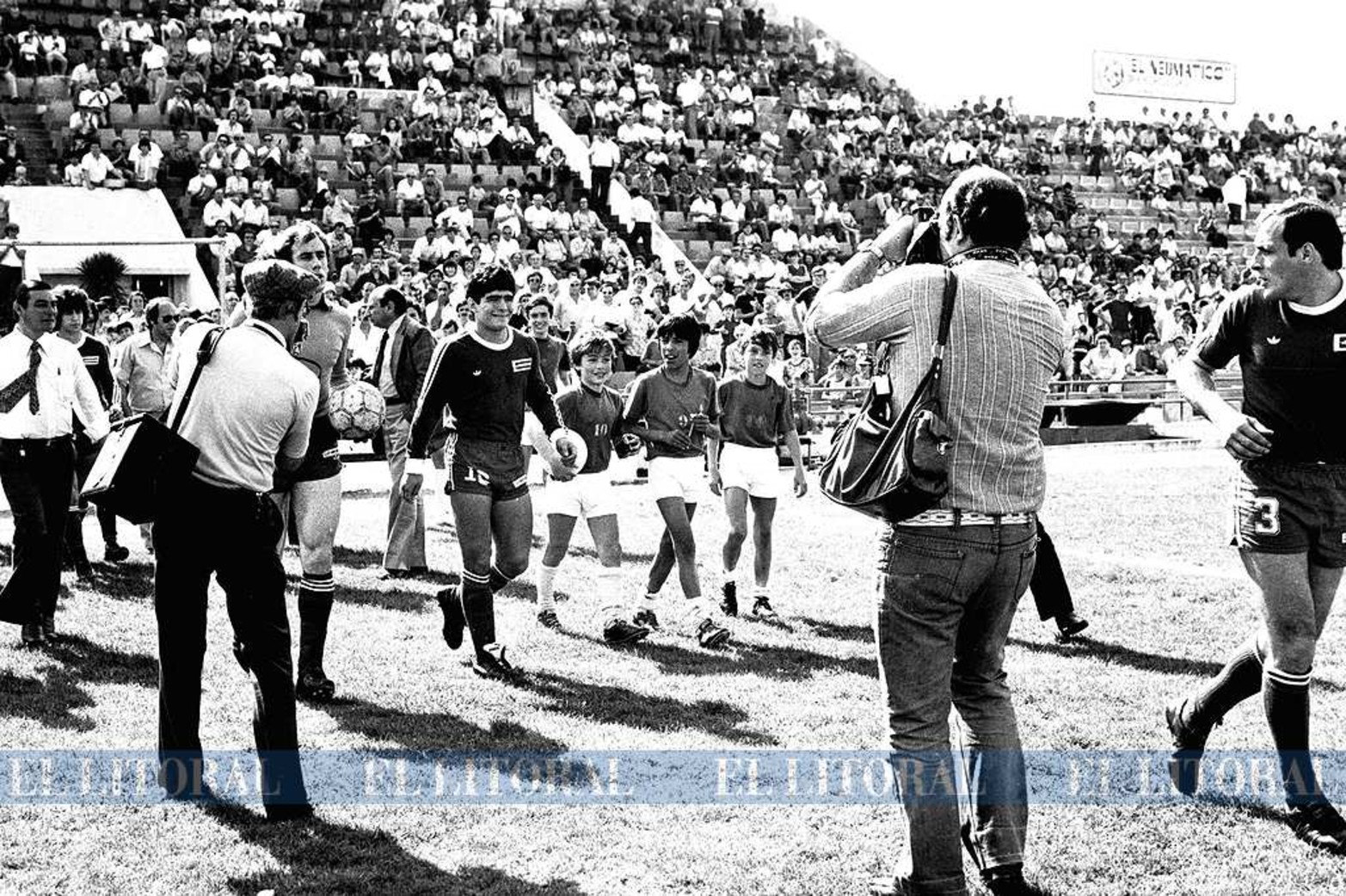 Año 1979. Diego con Argentinos Jrs en la cancha de Colón