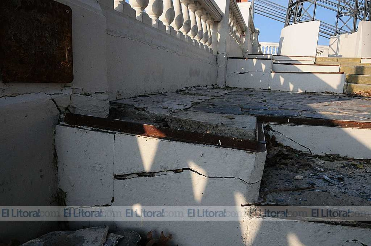 Rajadura. Este vértice de la escalera se mueve cuando la gente lo pisa.