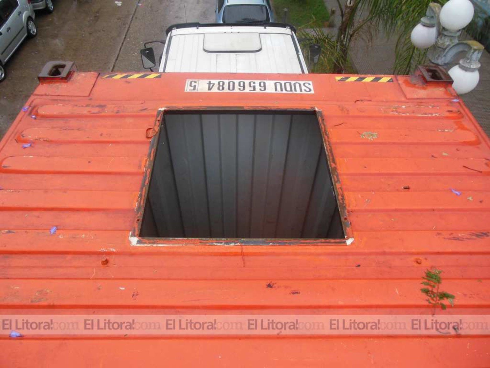 Doble caja. En el contenedor viajaban escondidos en un fondo falso