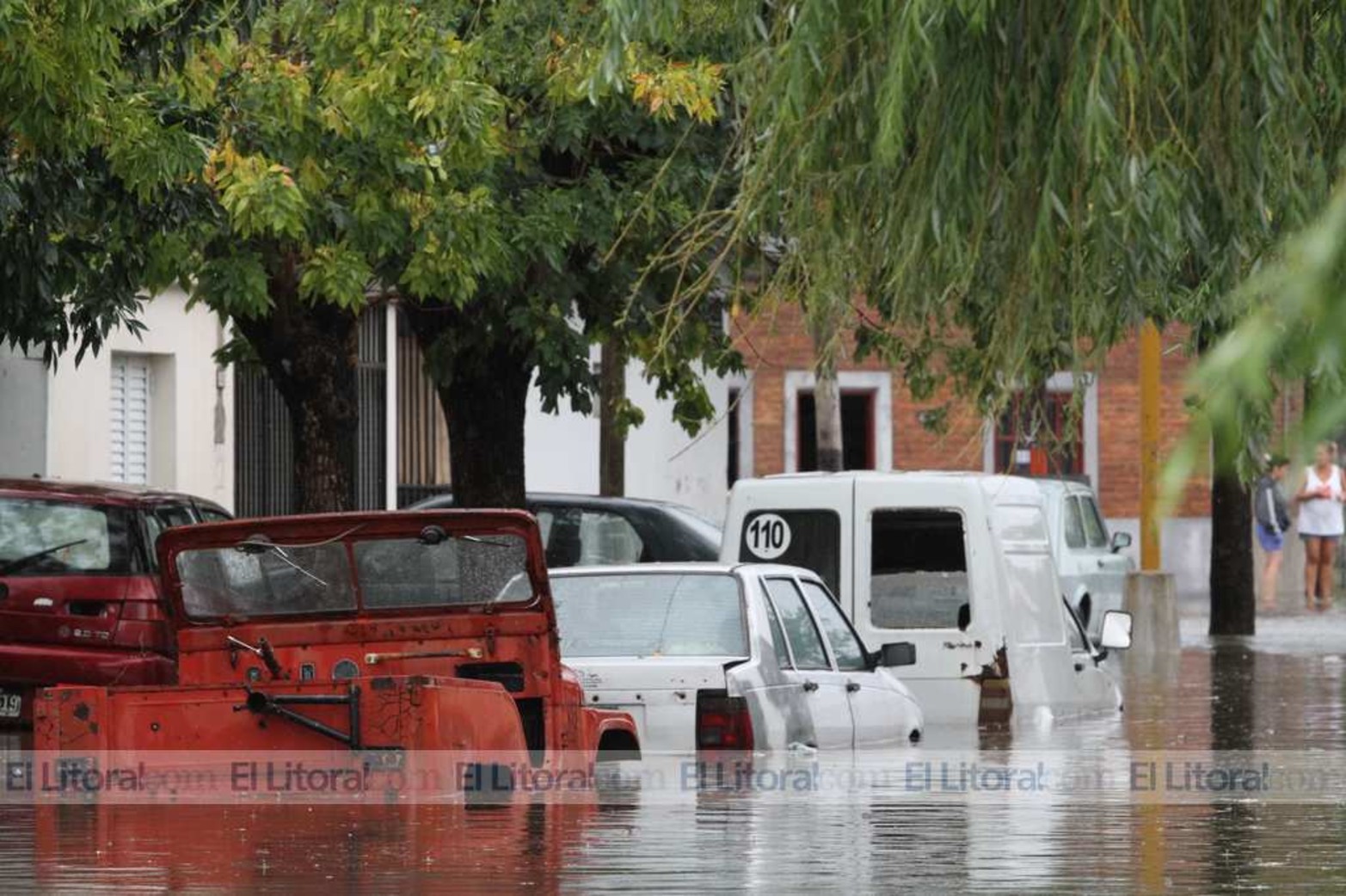 Barrio Centenario esquina de Nicolás Rodríguez Peña y Colón. Vecinos argumentan que con la construcción de la casa bomba Nº 0 el agua no corre hacía barrio Chalet.