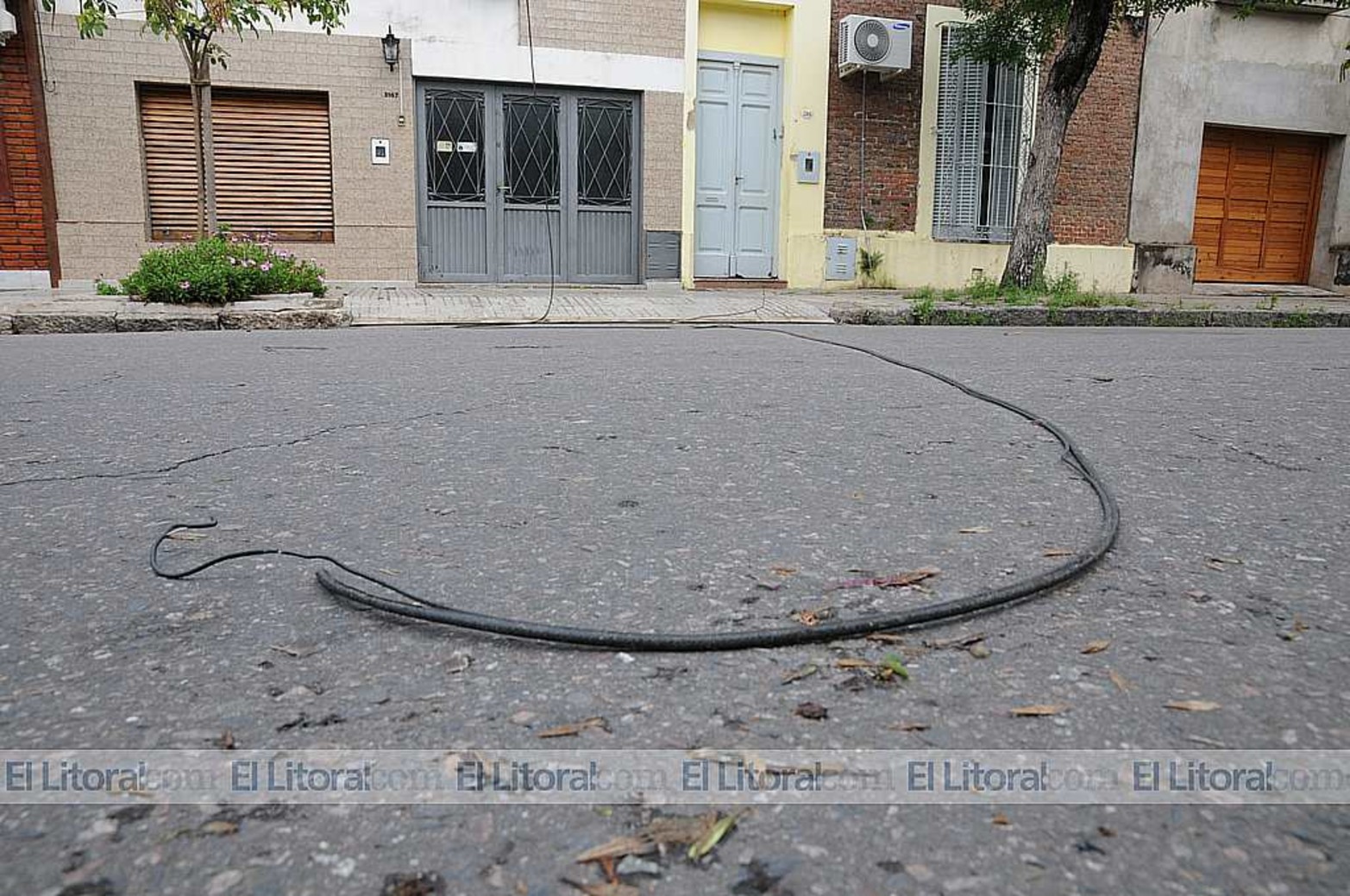En Alvear 3200 cayó una mampostería a la vereda y cortó cables.