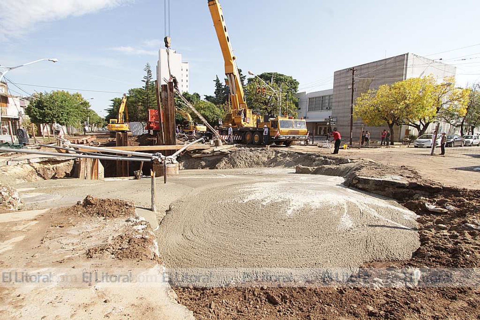 Rellenando. Una vez que se colocó los caños metalicos se pasó a rellenar el gran agujero con cemento