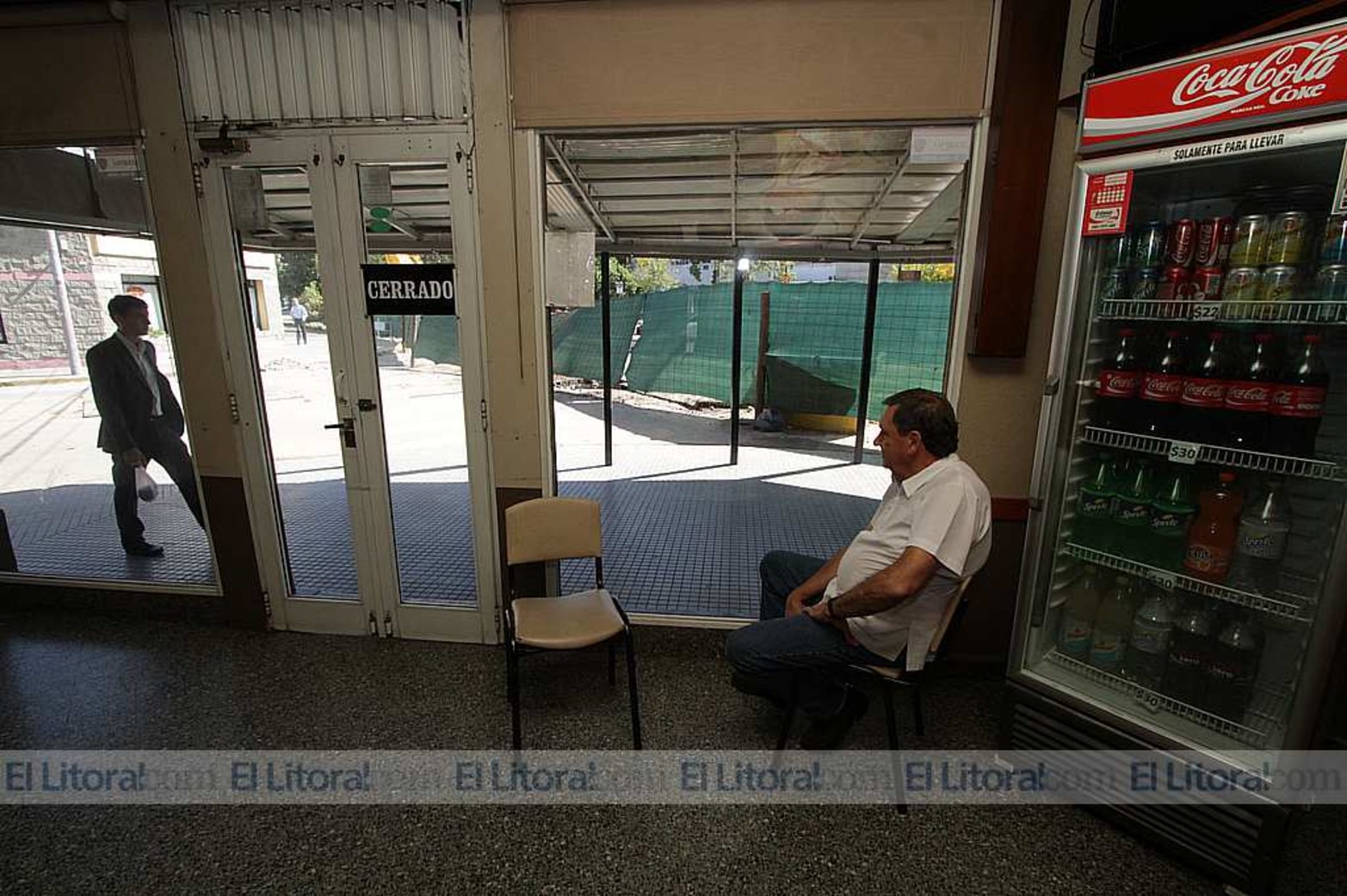 Comerciantes y empleados afectados. Los comercios de la zona de Urquiza y boulevar Pellegrini se vieron afectados. Bajaron un 70 por ciento las ventas y con un acuerdo con el Ministerio de Trabajo se redujo las horas y el sueldo a 26 empleados de dos comercios.