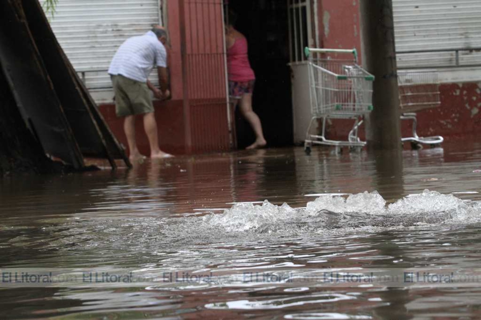 Barrio Chalet, una boca de tormenta de cloaca se ve desbordada. Desde la vecinal denunciaron que a las 9.50 recién prendieron la casa bomba Nº1.