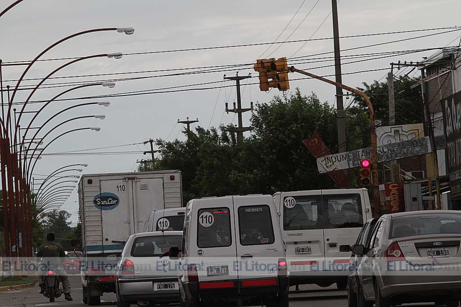 En Peñaloza y 12 de Infantería uno de los semáforo fue dado vuelta por el viento