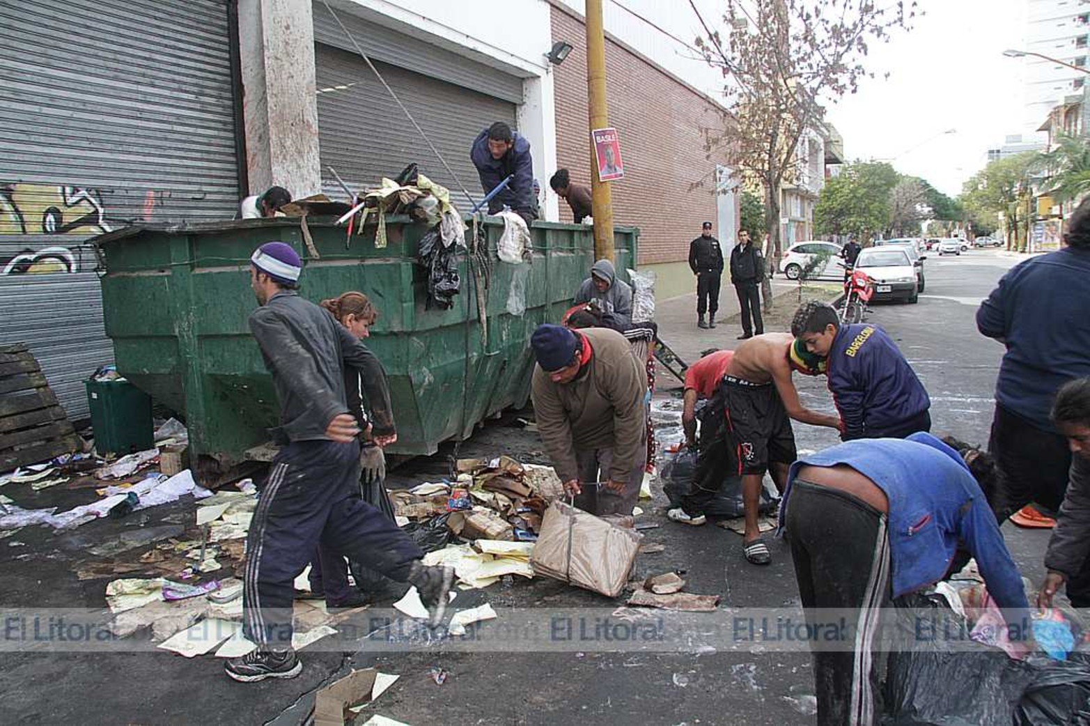 Familias ingresaron a un contenedor donde la empresa Coto tiró mercadería afectada por el incendio que la firma sufrió días atrás.