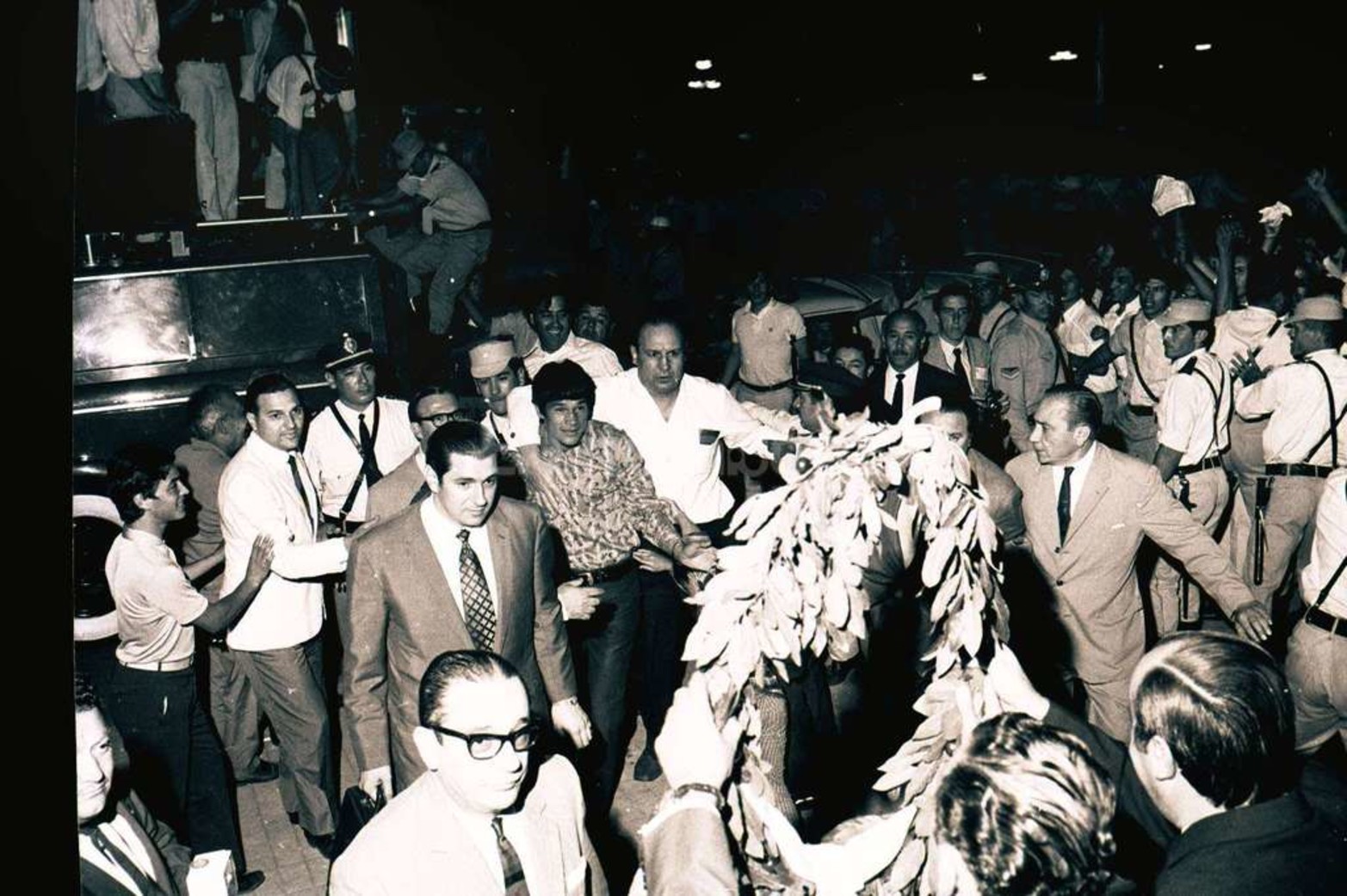 Monzón entrando a Casa de Gobierno de Santa Fe luego del triunfo