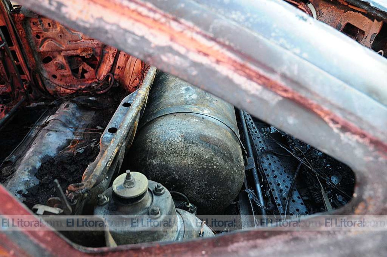 Ford Escort incendiado en la vía pública