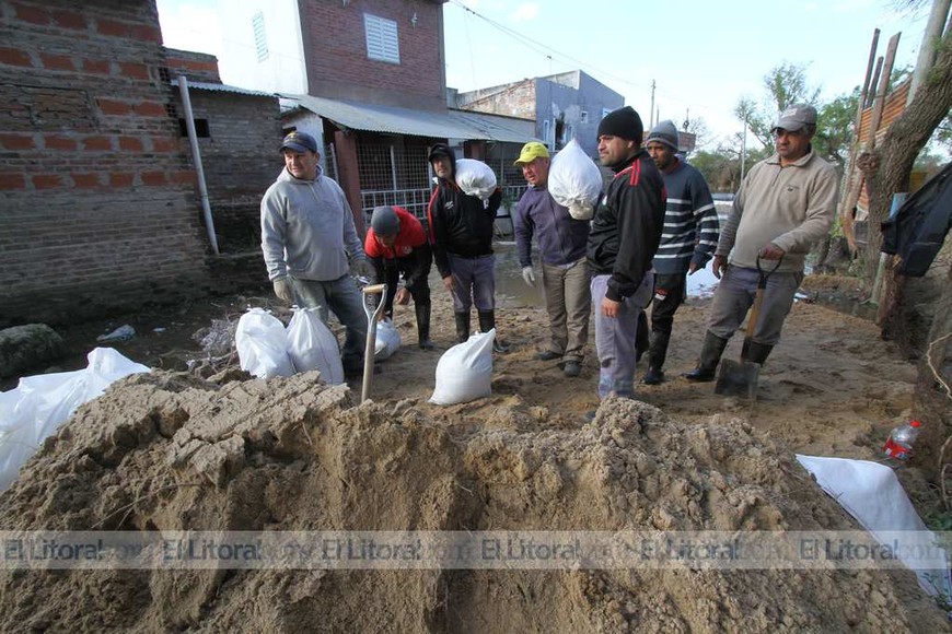 Con bolsas de arena y bombas la Vuelta del Paraguayo resiste