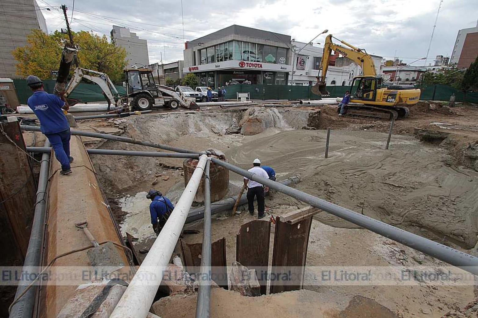 Baipas aéreo por dos. Por un lado se debió colocar 200 metros de caños con bombas que trasladaban los fluidos cloacales de calle Francia hasta 4 de Enero cuando se trabajó a la madrugada. Y por el otro colocaron bombas para bajar la presión de las napas de agua para que no se inunde la zona de trabajo.