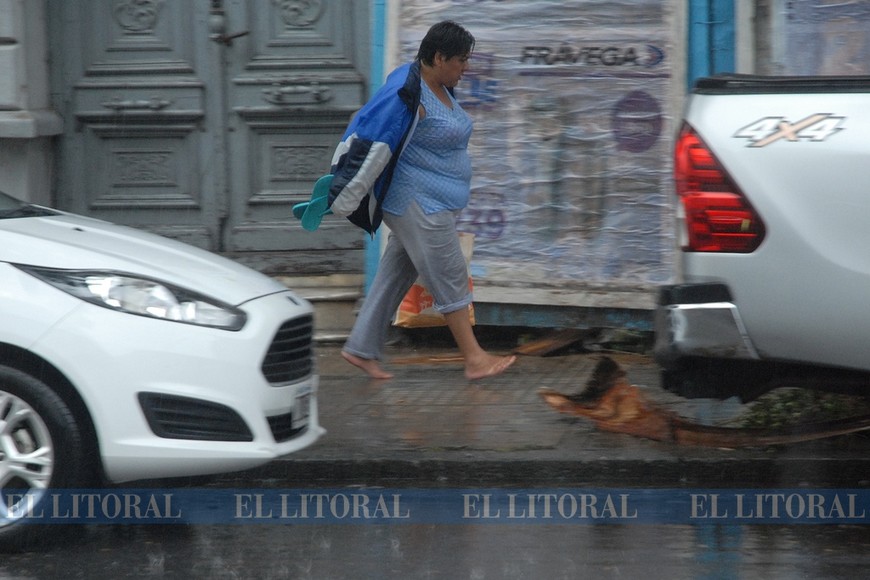 El domingo amaneció con lluvias y tormentas fuertes