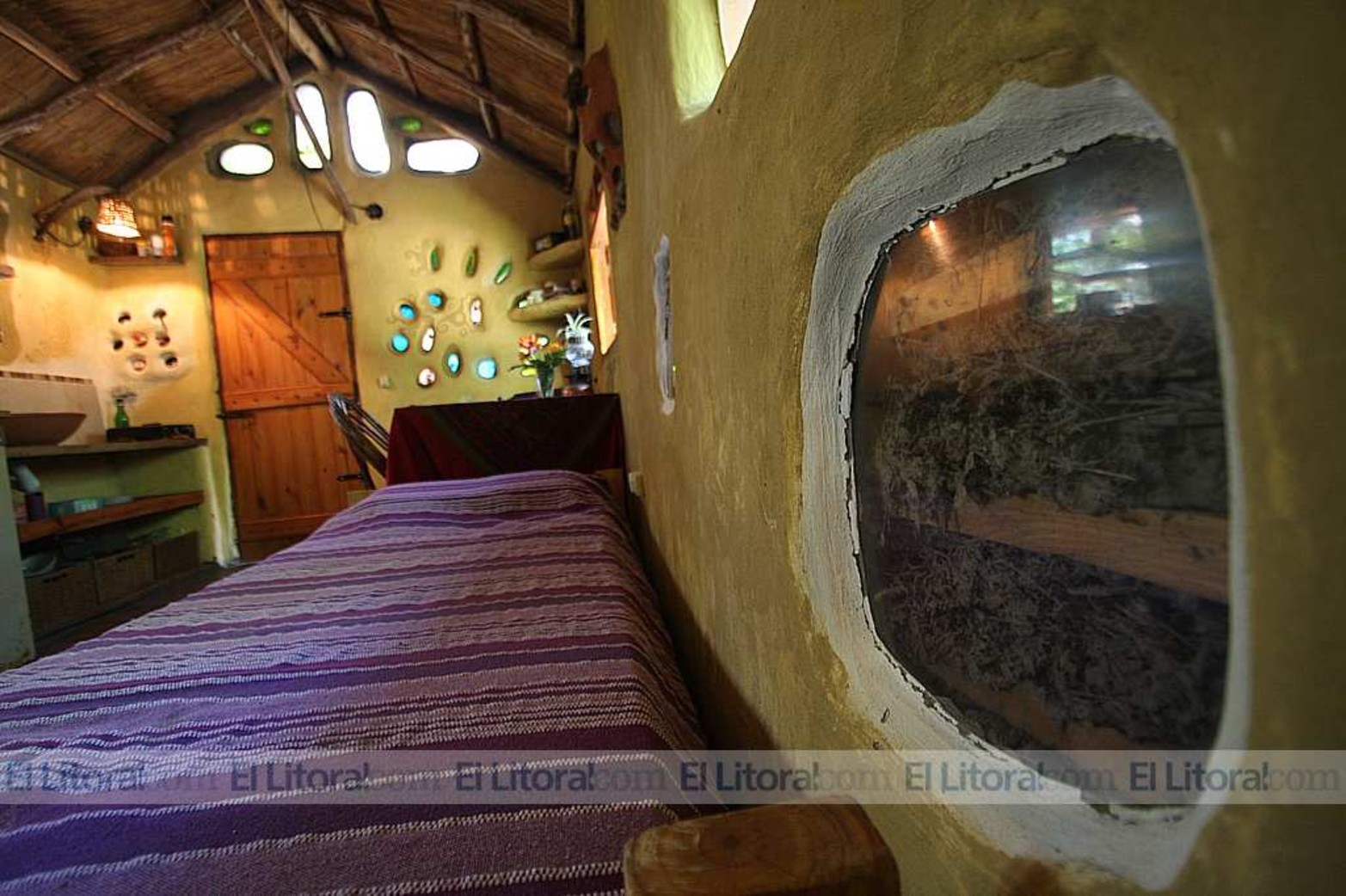 El adobe es un buen aislante acústico y tiene una gran inercia térmica, por lo que sirve de regulador de la temperatura interna: en verano conserva el fresco y durante el invierno, el calor.