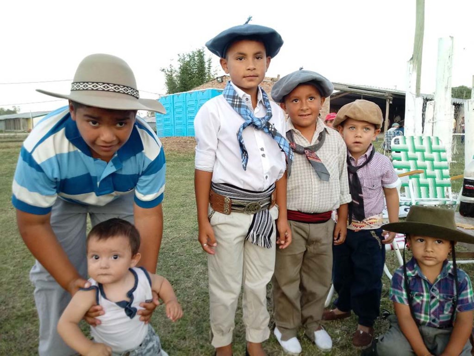 Gauchitos. Para estos chicos, el campo es el mejor lugar para jugar.