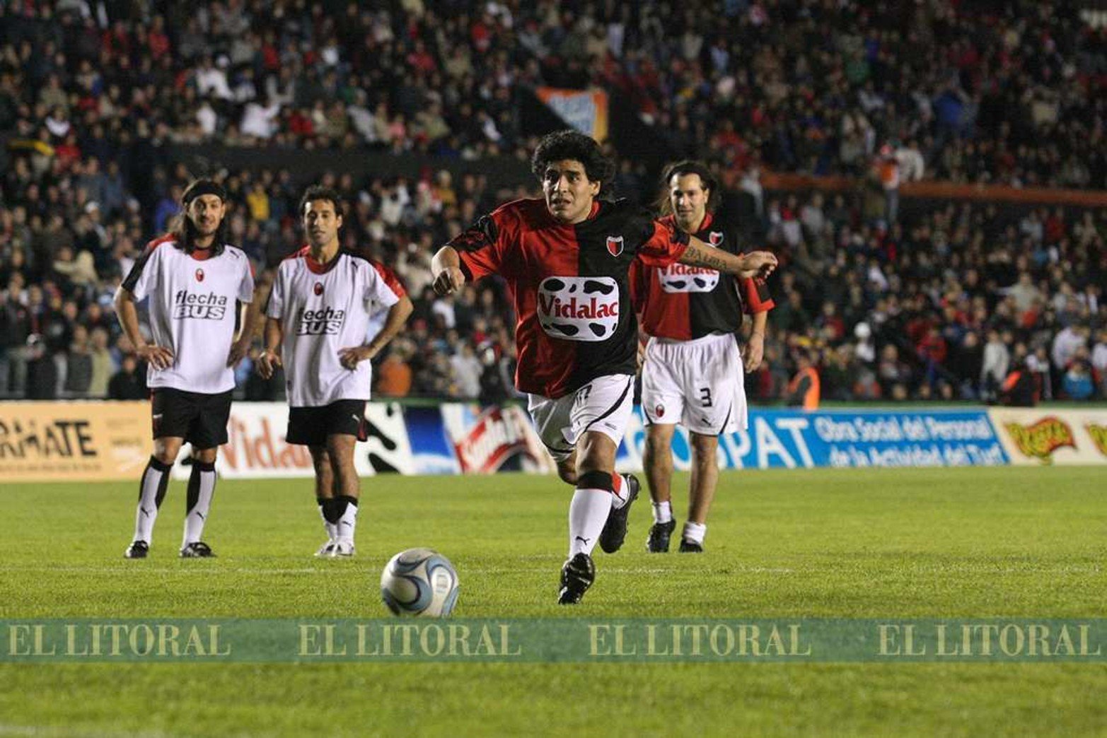 Año 2008. Maradona en el Cementerio de los Elefantes en un partido de glorias