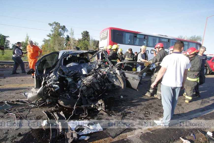 Choque frontal entre un colectivo y un auto en la ruta 70