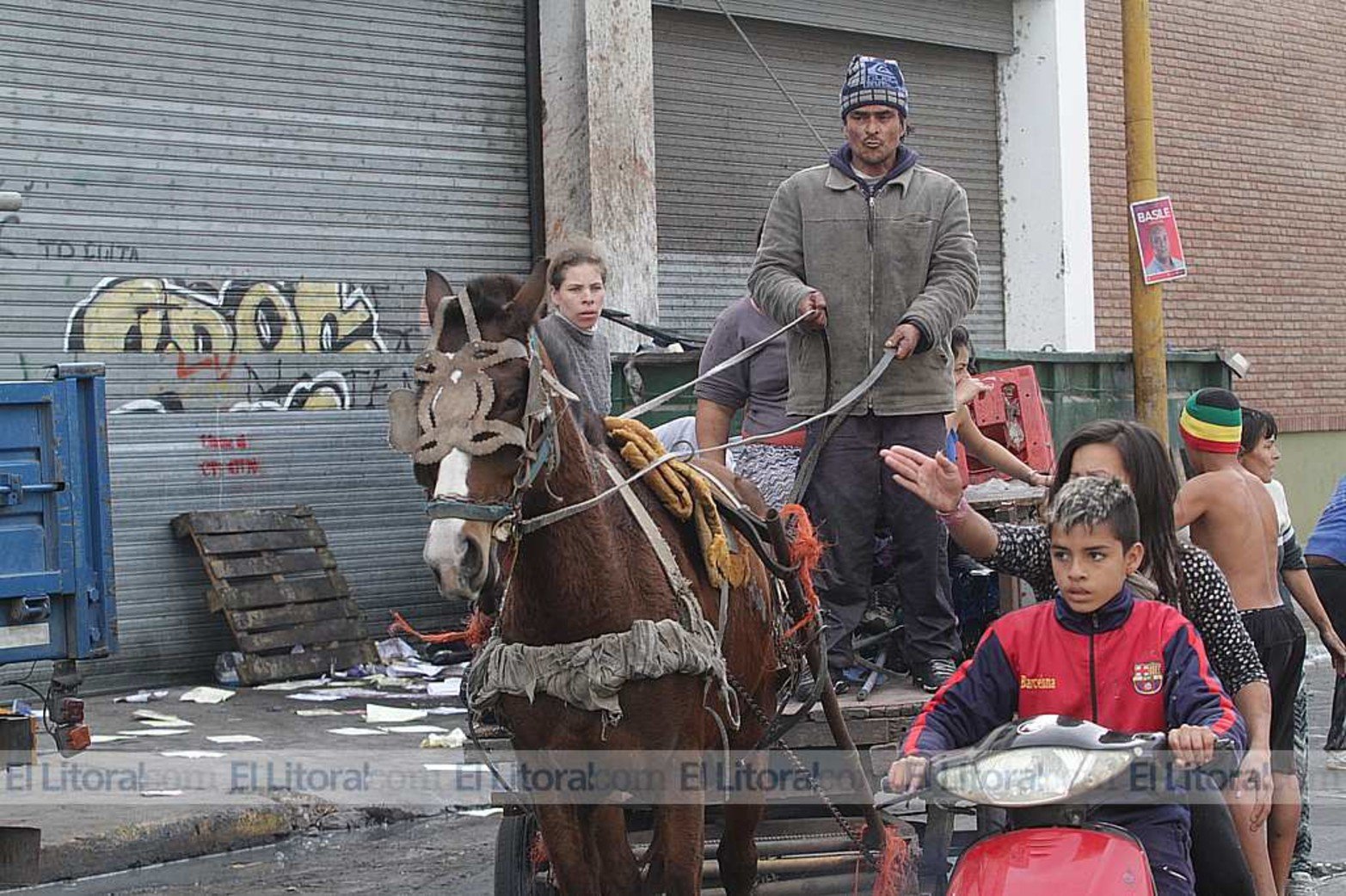 Familias ingresaron a un contenedor donde la empresa Coto tiró mercadería afectada por el incendio que la firma sufrió días atrás.