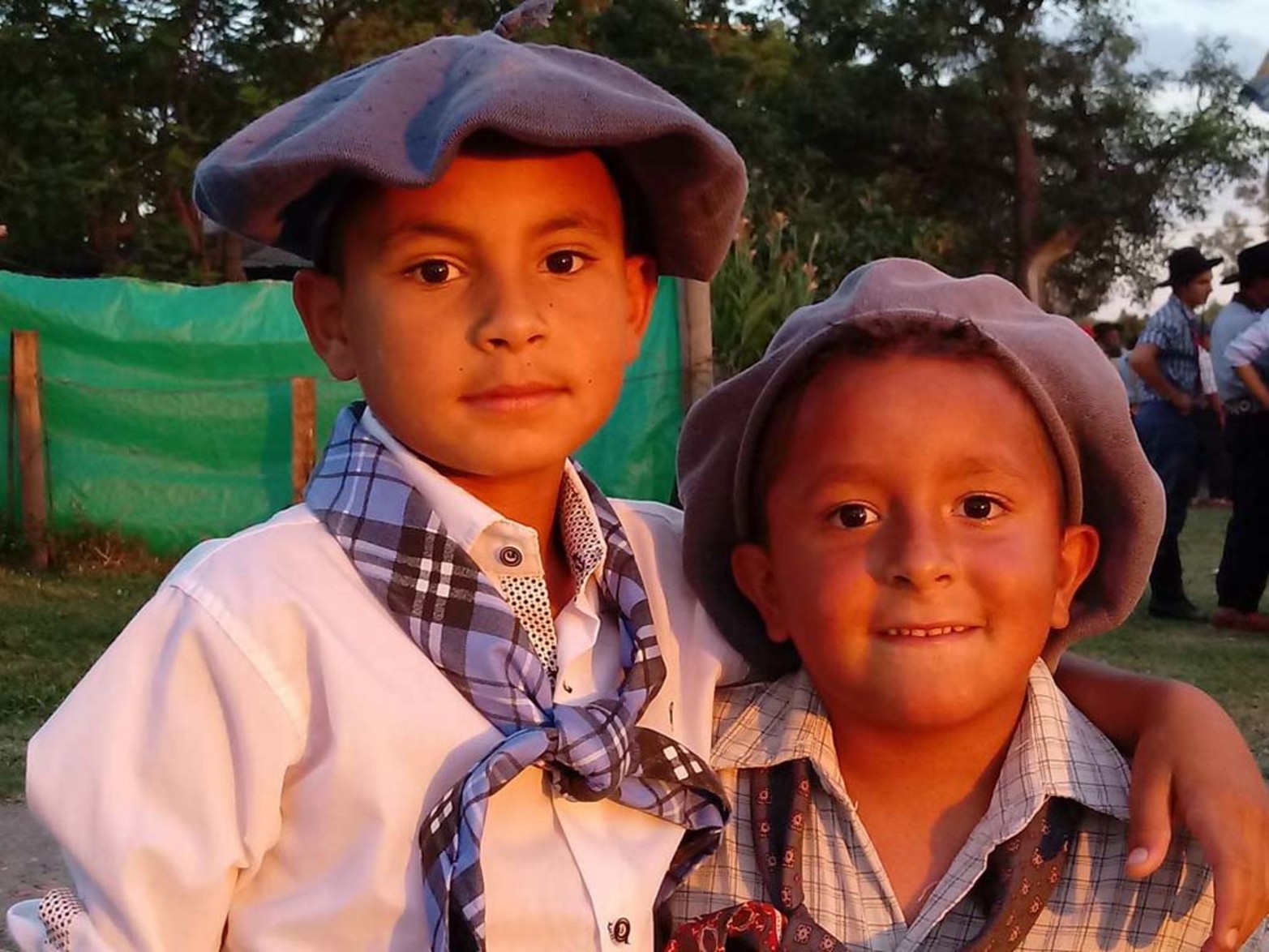 Amigos son los amigos. De pañuelo y boina, ellos ya aspiran a tansformarse en grandes jinetes.