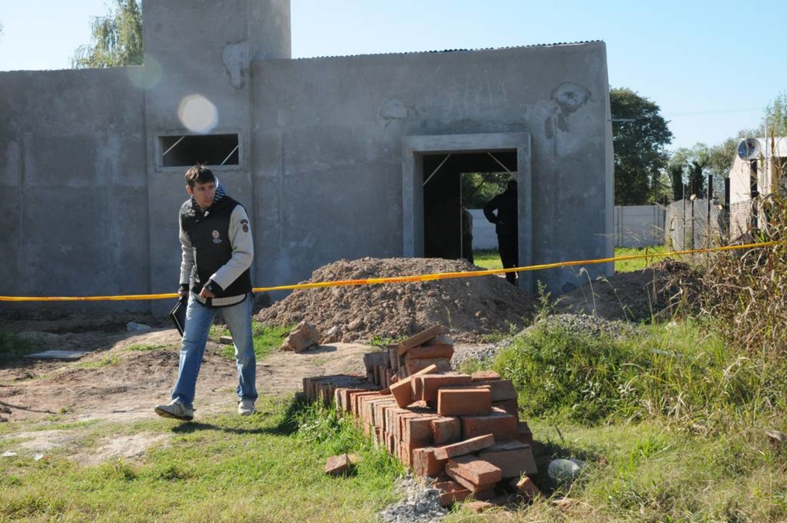 Escena del crimen. El asesinato se cometió dentro de una obra en calle Monteagudo al 4800 de Santo Tomé.