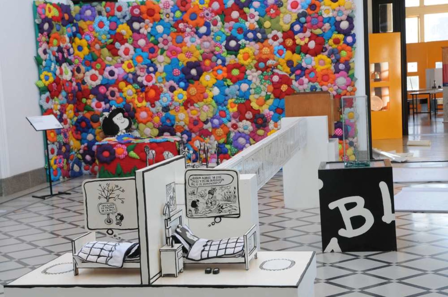 La muestra aborda el personaje de Quino, su familia y sus amigos a través de una serie de actividades y ambientaciones.