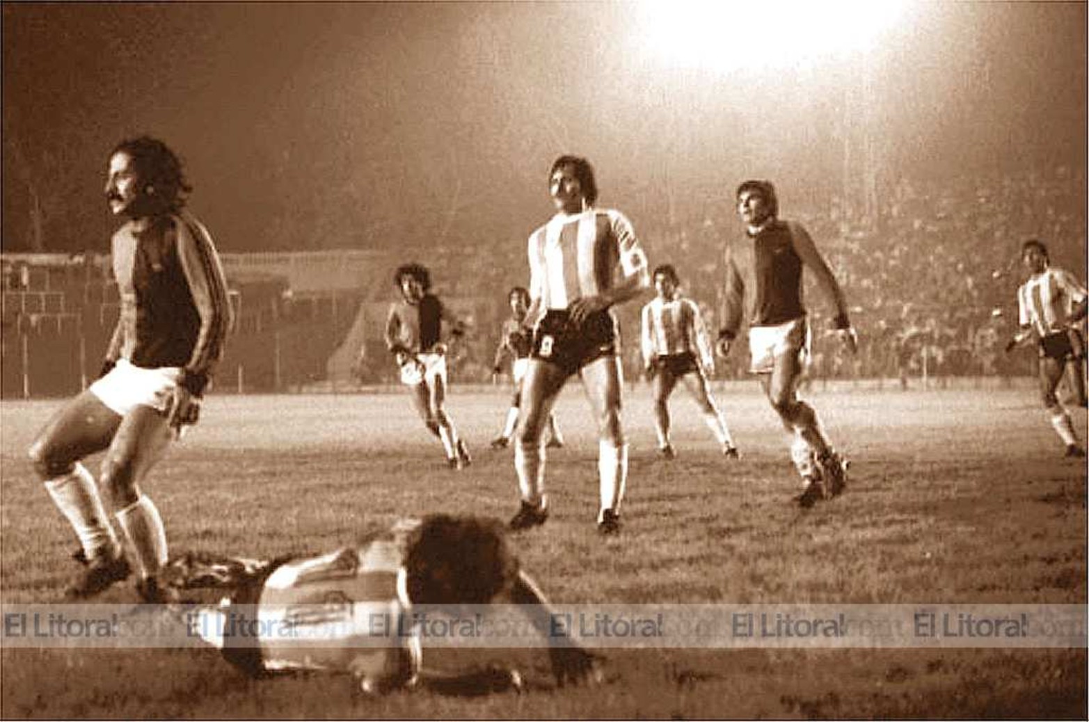 Hubo que ir a Rosario. En 1981, Colón tenía la cancha clausurada y fue local en la cancha de Newells. El partido terminó 1 a 1 y los goles fueron marcados por la Vaquita Mercado y Pierino Lattuada. En la foto, entre otros, aparecen en primer plano Tito Fertonani y Leopoldo Jacinto Luque, que había retornado a Unión.