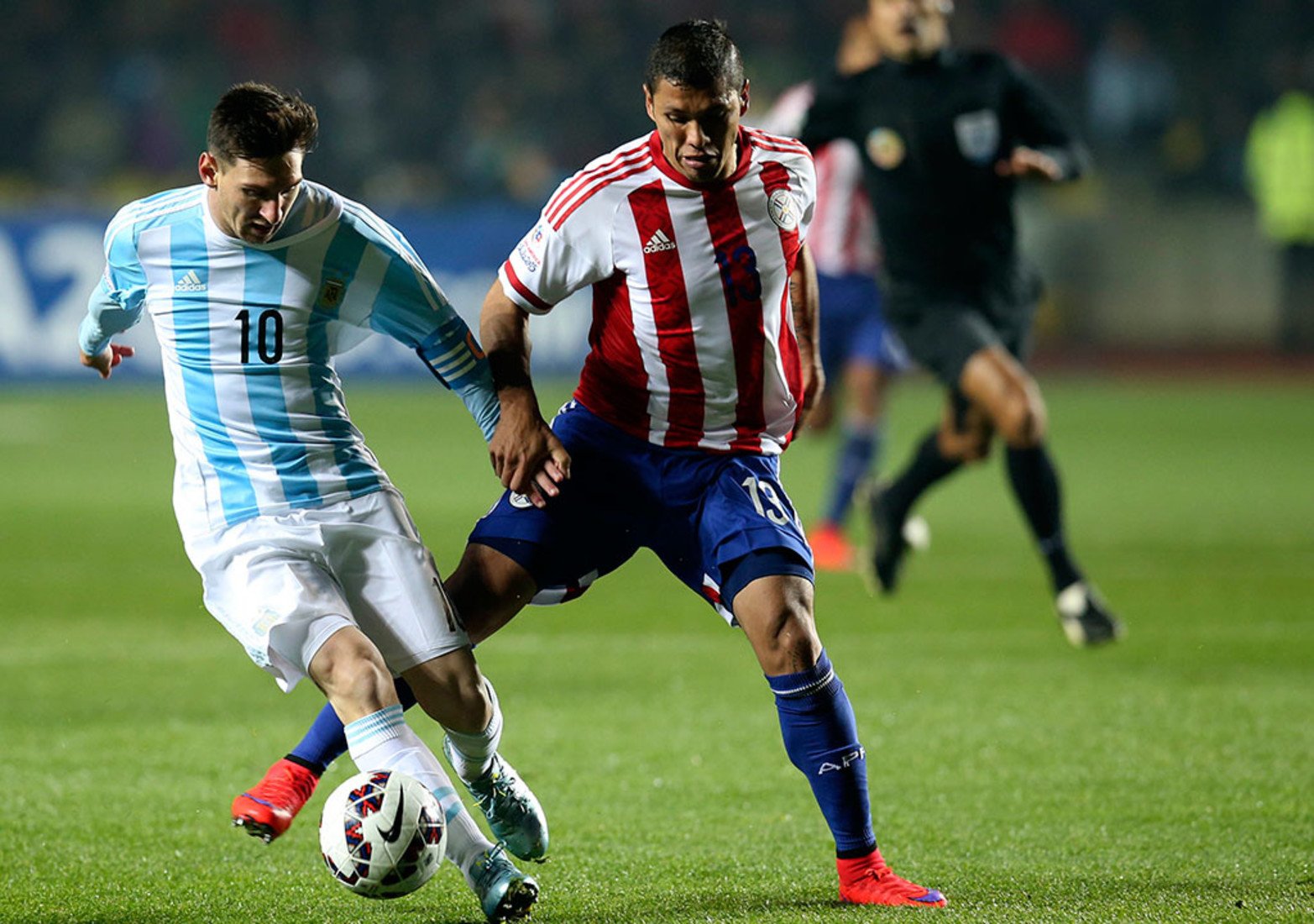 Messi no puede meter goles pero participó en todas las jugadas peligrosas del equipo.