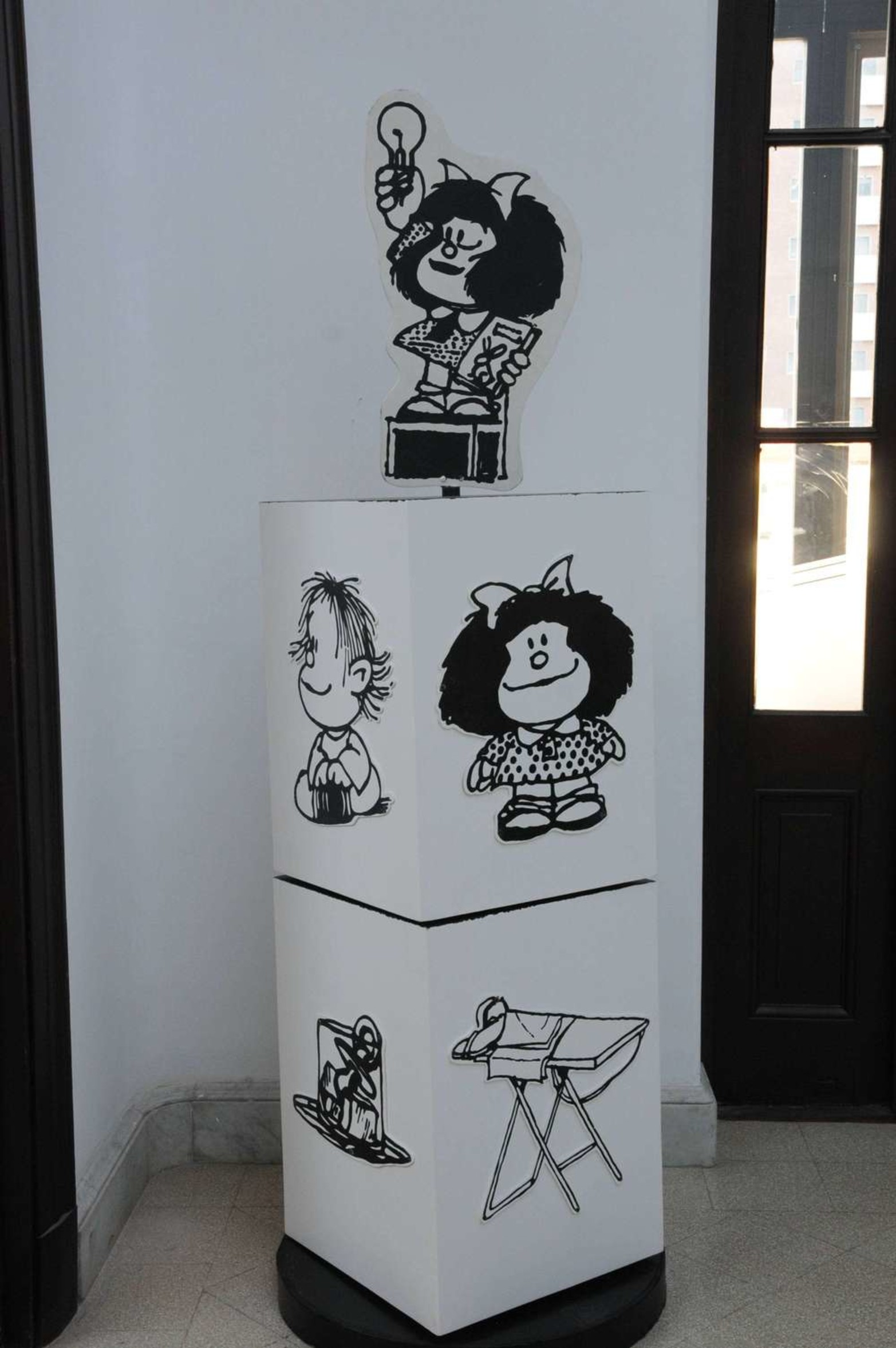 La muestra aborda el personaje de Quino, su familia y sus amigos a través de una serie de actividades y ambientaciones.