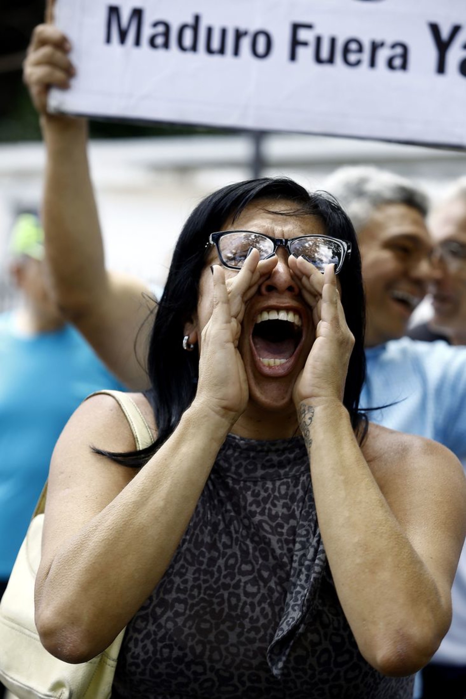 Manifestantes venezolanos protestan contra el deterioro de los servicios públicos como consecuencia de la crisis económica que asola al país.