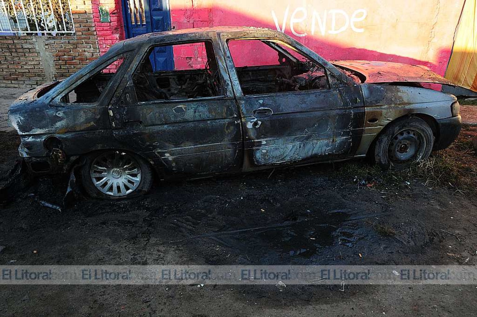 Ford Escort incendiado en la vía pública