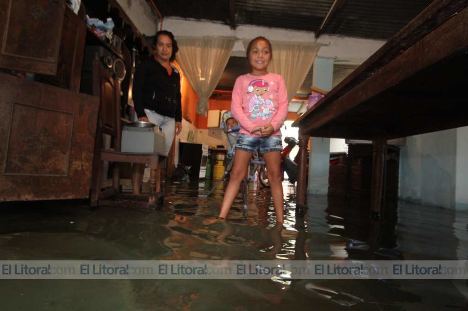 Barrio Centenario esquina de Nicolás Rodríguez Peña y Colón. Vecinos argumentan que con la construcción de la casa bomba Nº 0 el agua no corre hacía barrio Chalet.
