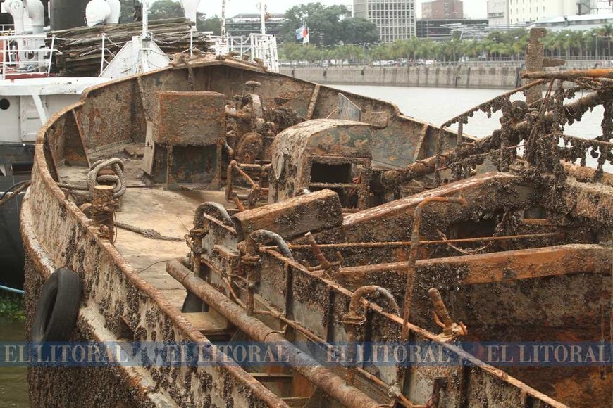 Reflotaron el barco hundido en el puerto