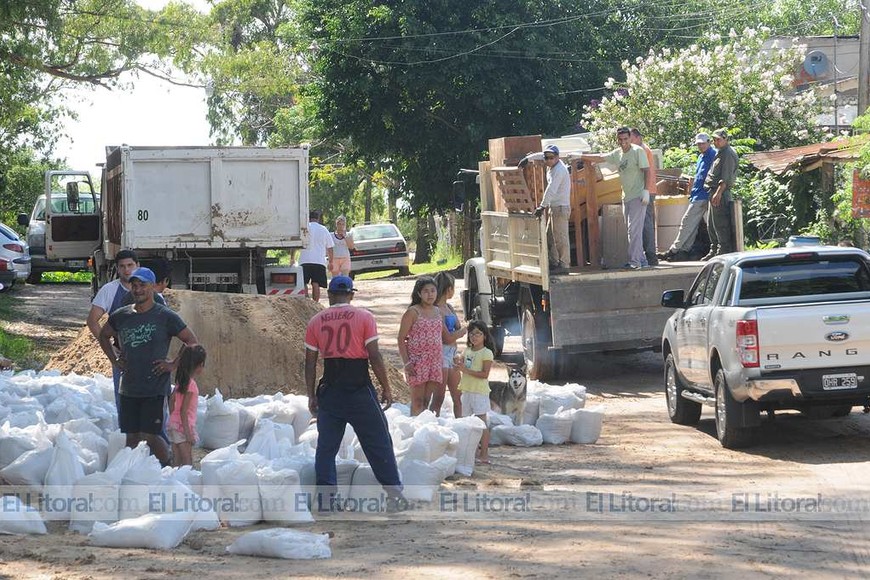 Vecinos de Colastiné Sur resisten la evacuación ordenada por el municipio