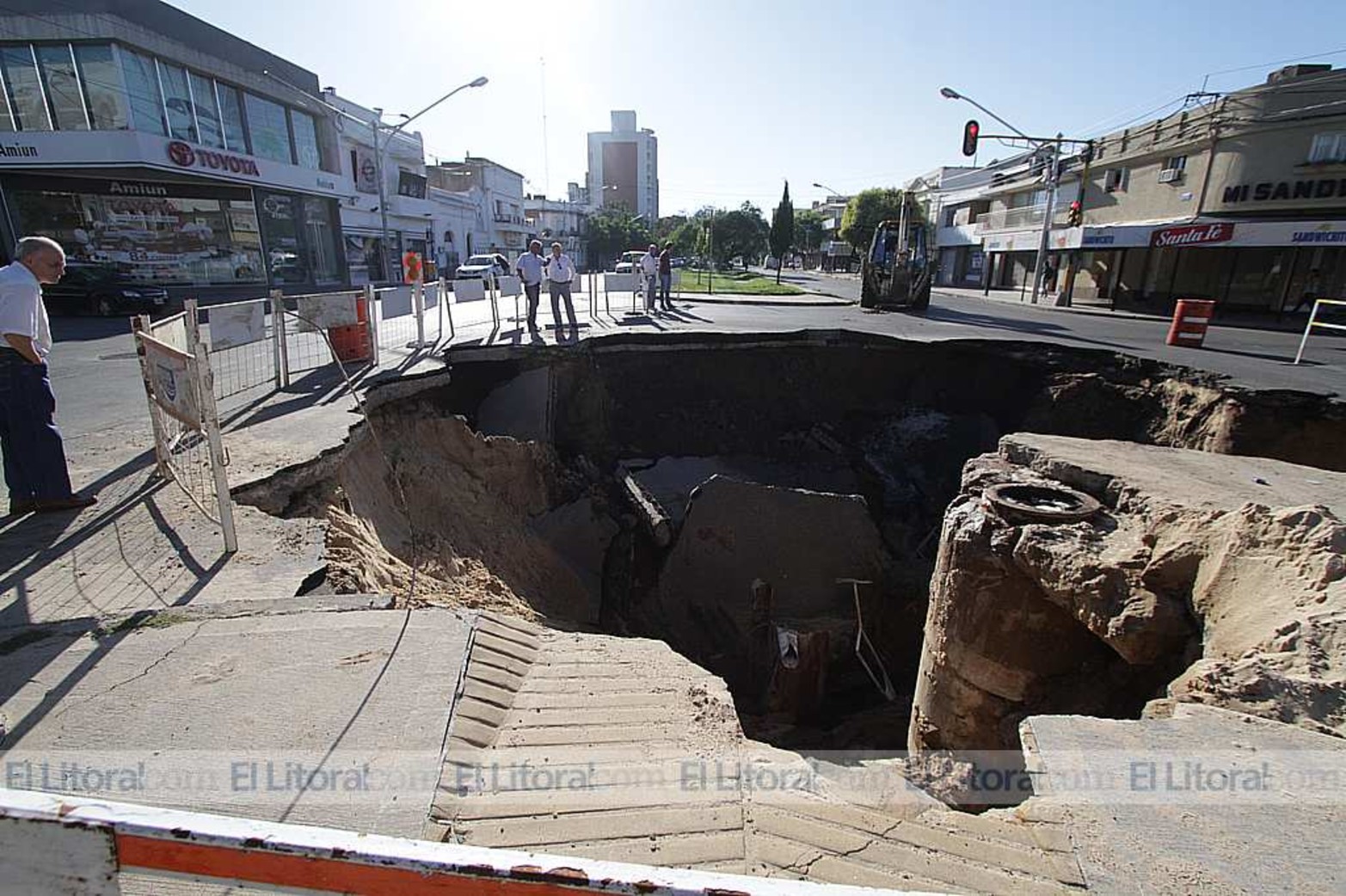 Sorpresa. En la mañana del 23 de febrero la ciudad despertó con un gran socavon que sorprendió a mas de un transeunte
