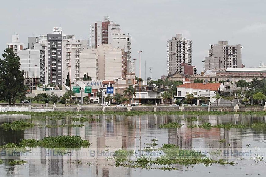 Cientos de santafesinos reciben el Año Nuevo evacuados