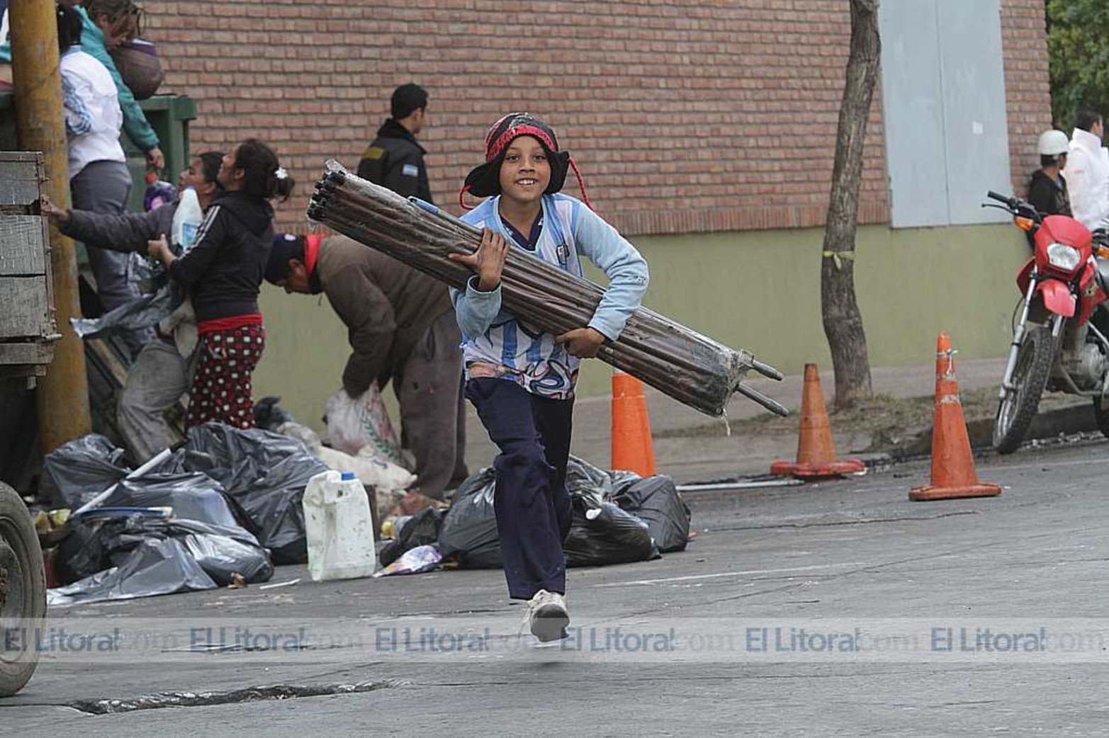 Familias ingresaron a un contenedor donde la empresa Coto tiró mercadería afectada por el incendio que la firma sufrió días atrás.