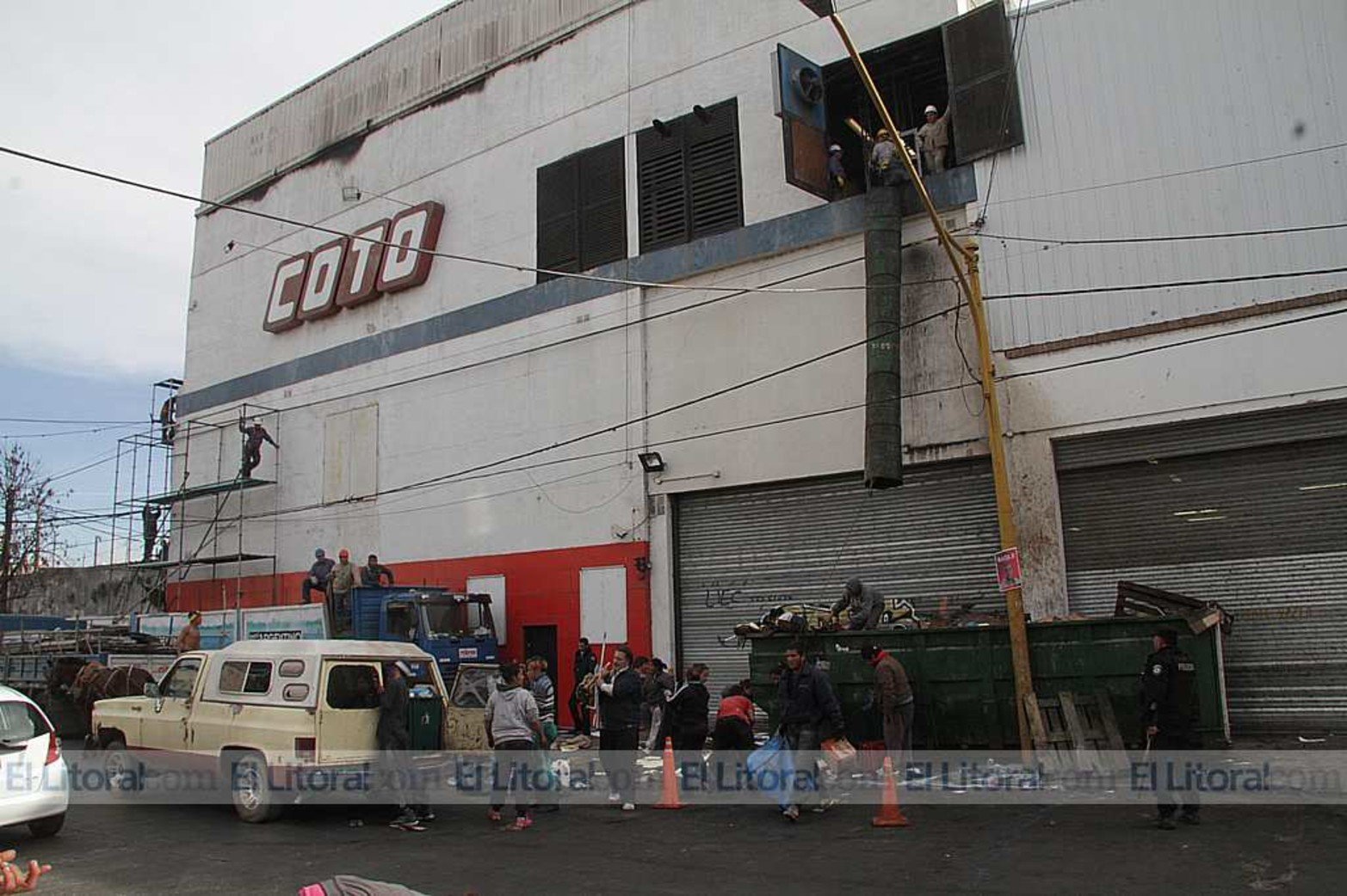 Familias ingresaron a un contenedor donde la empresa Coto tiró mercadería afectada por el incendio que la firma sufrió días atrás.