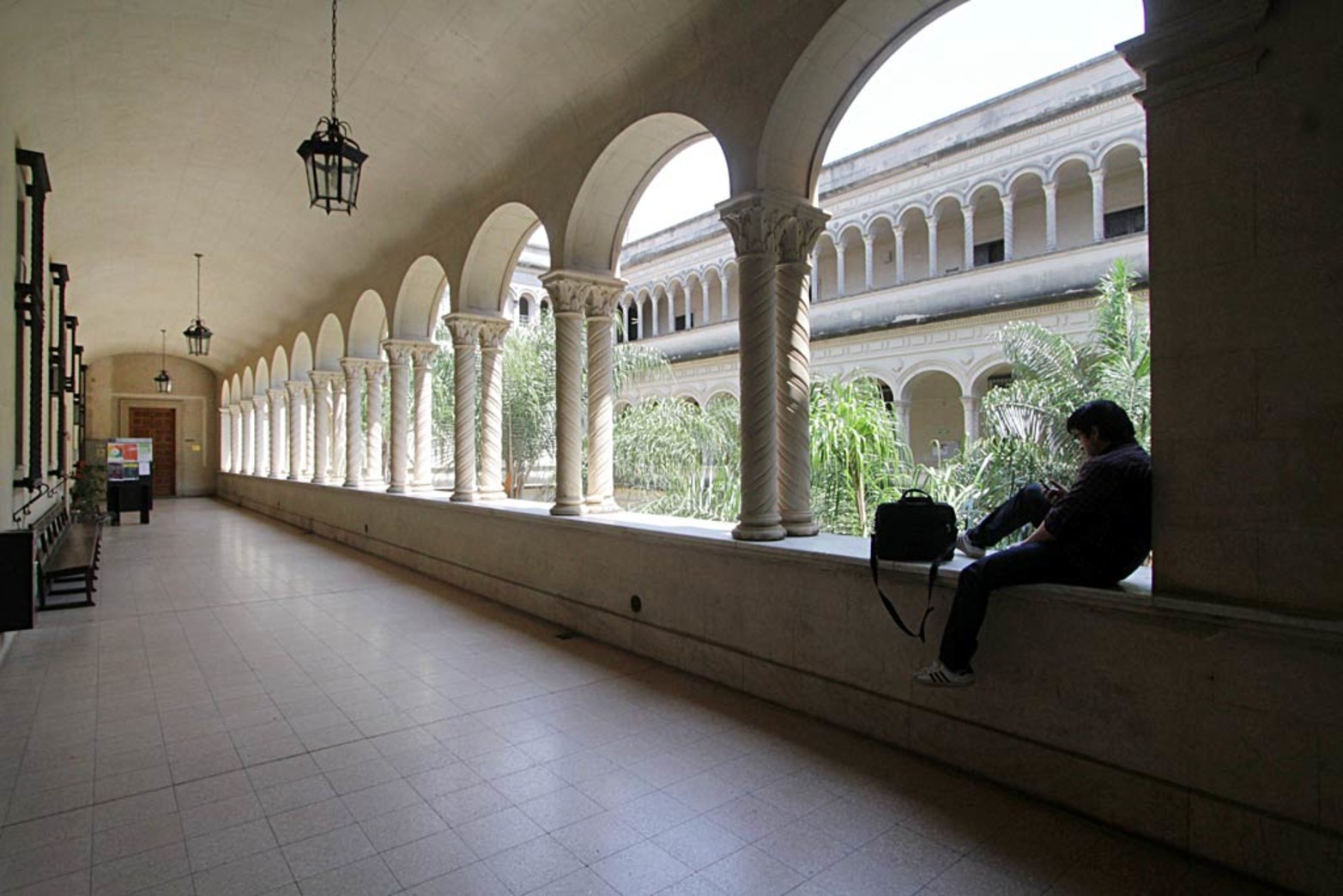 Uno de los pasillos de la histórica facultad de Ciencias Jurídicas y Sociales (UNL).