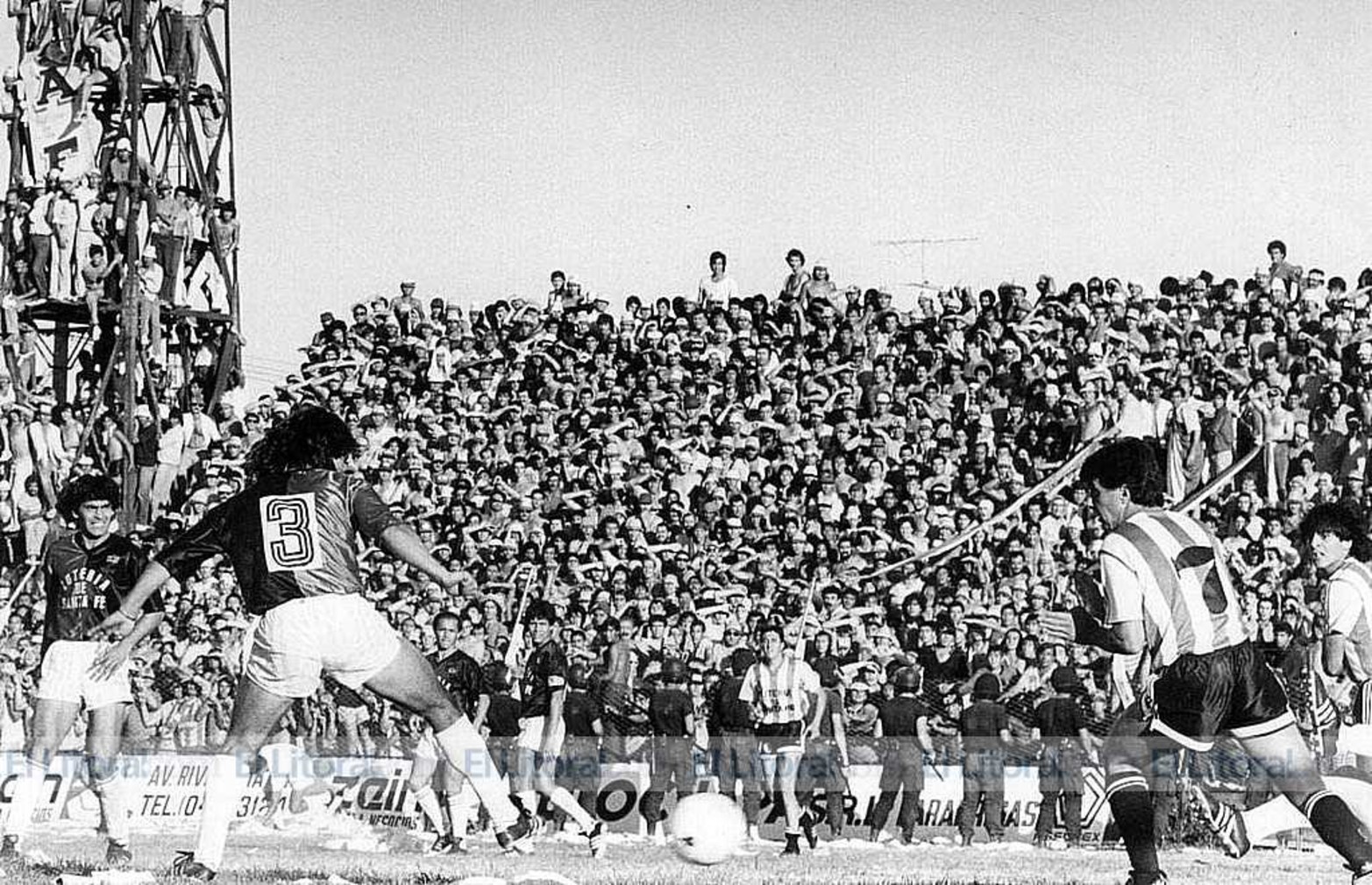 Después de 7 años...El descenso de Colón en 1981 hizo que el clásico santafesino no se dispute, oficialmente, durante siete años. En 1988 se volvió a jugar. El primero en la cancha de Colón fue con un empate en dos. Pepe Castro y Míguez disputan la pelota, con la multitud como fondo.