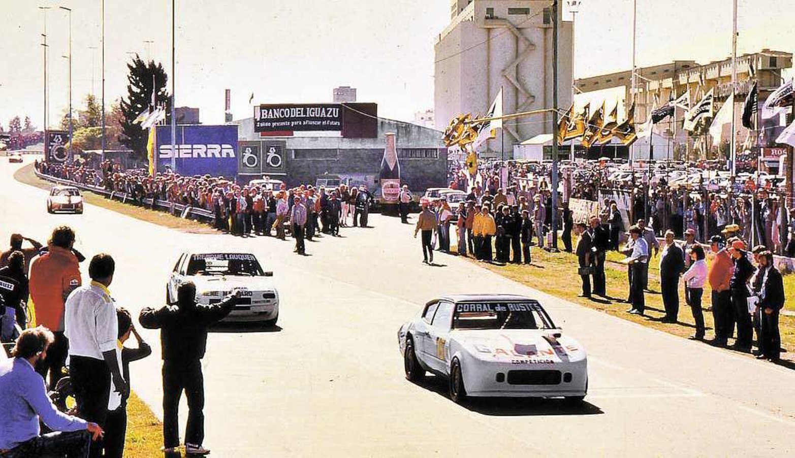 Ford Sierra XR4, Ford Taunus Coupe, Renault 18, Dodge 1500... otra época. A fondo por la avenida Mar Argentino.