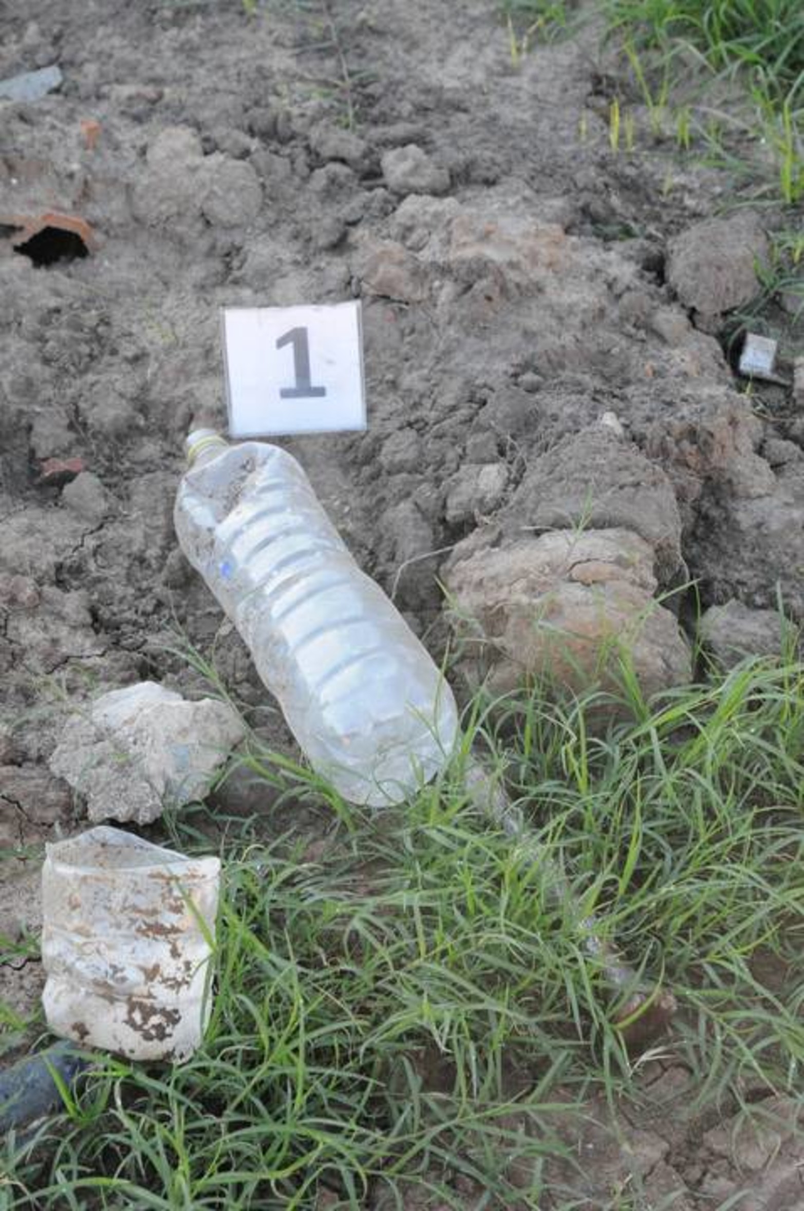 ¿El arma homicida? Esta barra metálica con rastros de sangre fue encontrada en el lugar.