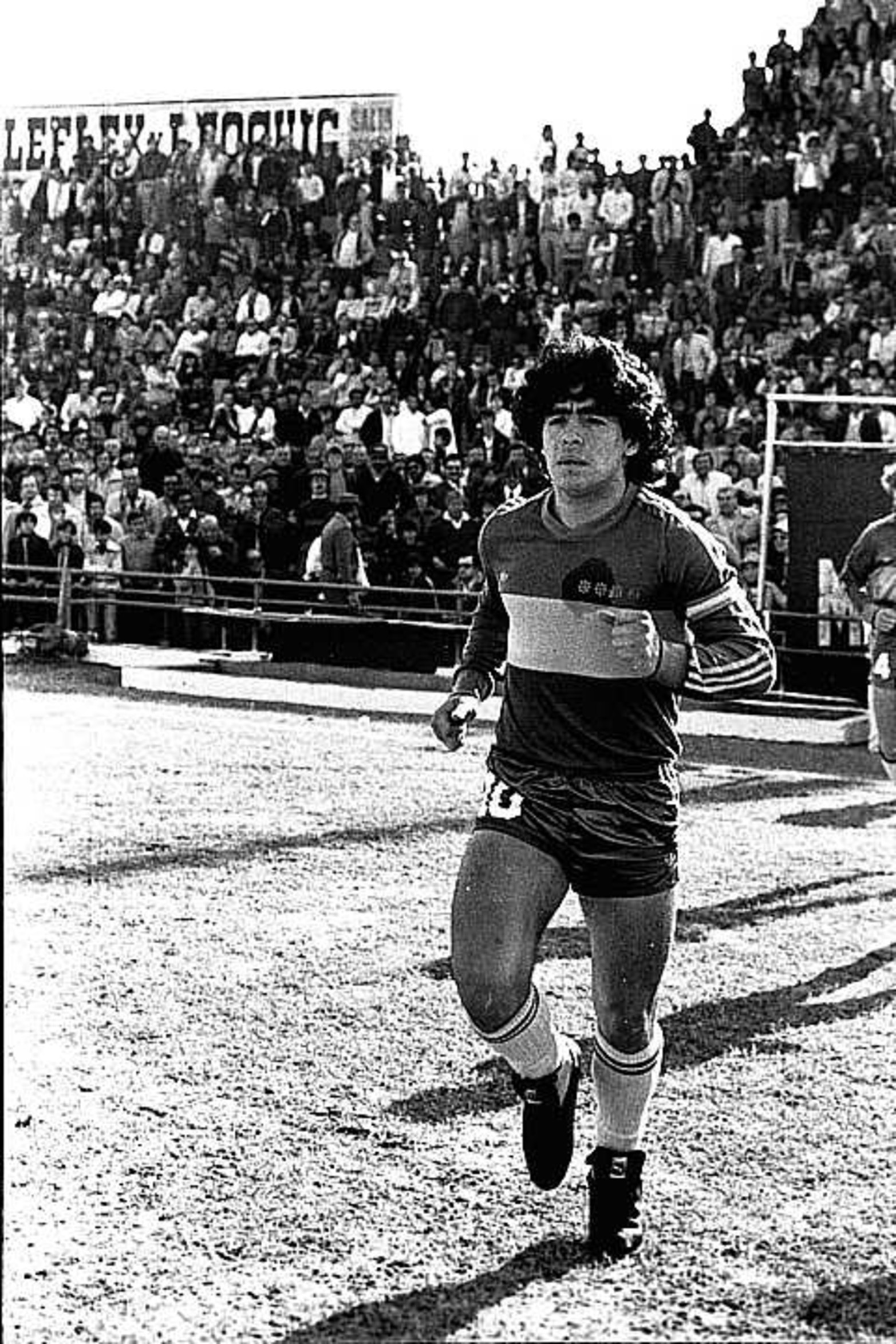 Año 1981. Diego con Boca en aquel recordado partido con Colón
