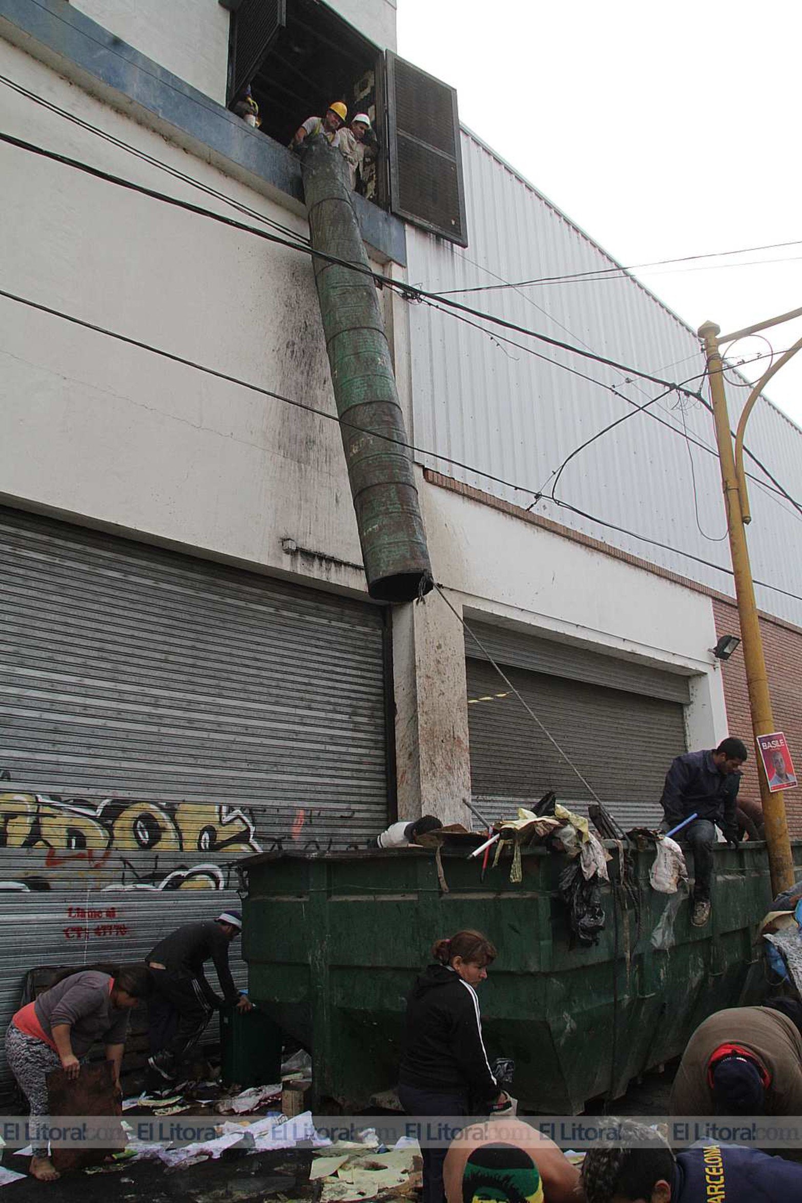 Familias ingresaron a un contenedor donde la empresa Coto tiró mercadería afectada por el incendio que la firma sufrió días atrás.