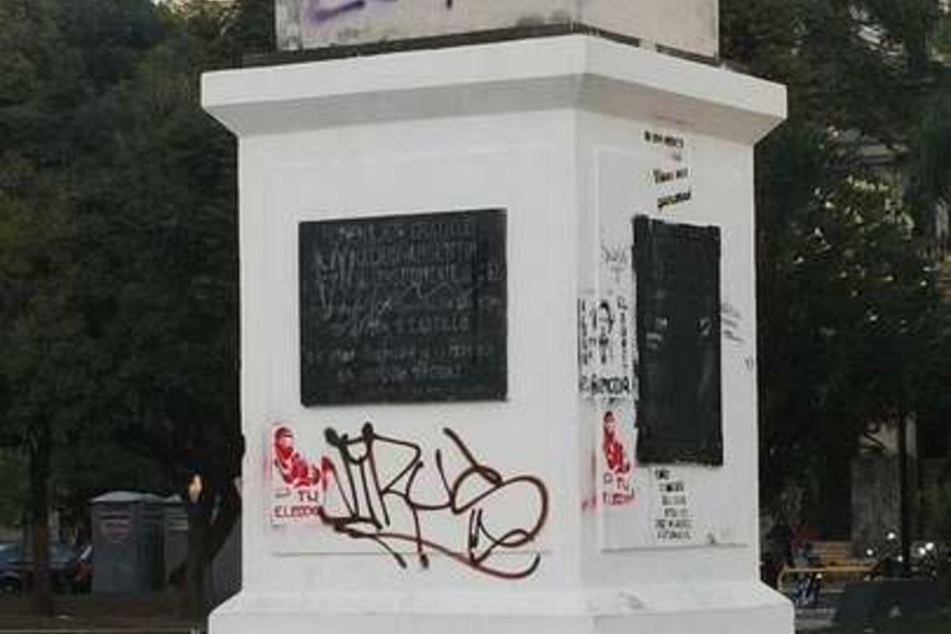 Pintadas en Plaza 25 de Mayo en el #NiUnaMenos